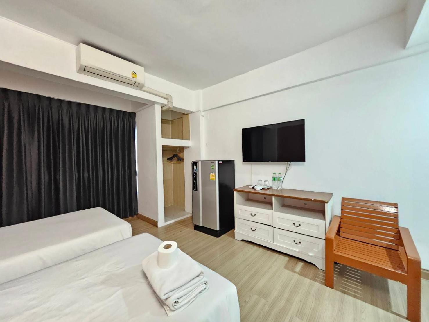 Crown Bts Nana Hotel Banguecoque Exterior foto