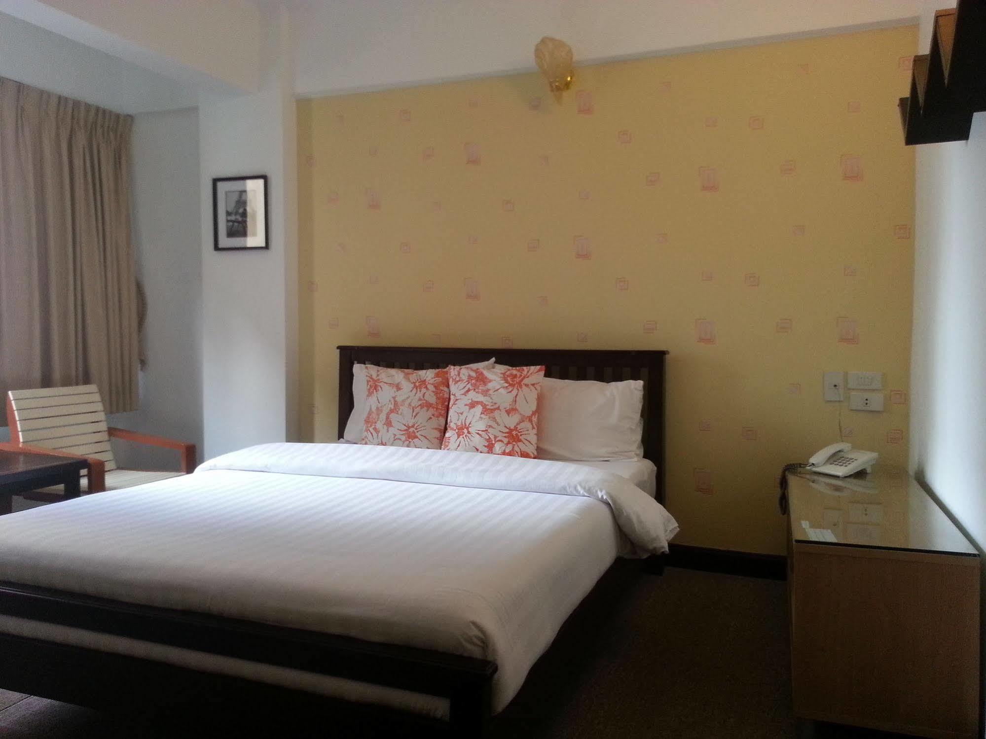 Crown Bts Nana Hotel Banguecoque Exterior foto