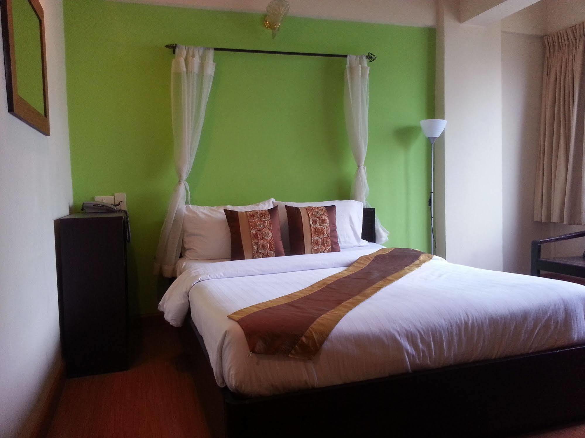 Crown Bts Nana Hotel Banguecoque Exterior foto