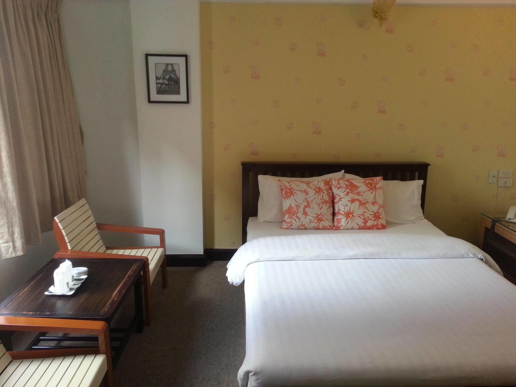 Crown Bts Nana Hotel Banguecoque Exterior foto