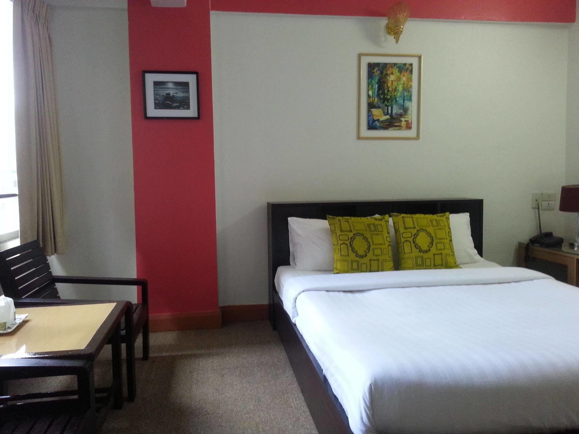 Crown Bts Nana Hotel Banguecoque Exterior foto