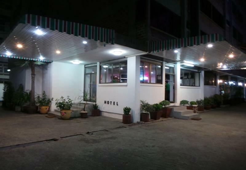 Crown Bts Nana Hotel Banguecoque Exterior foto